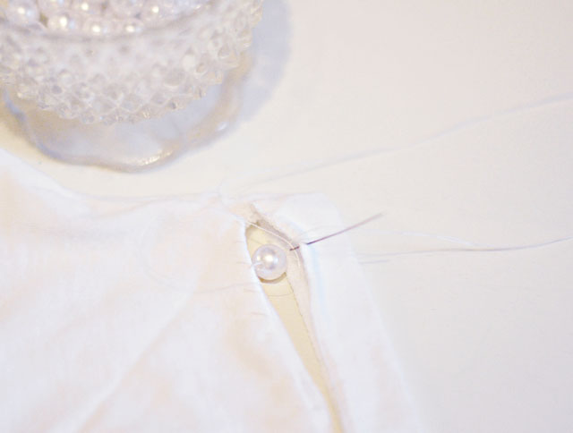 DIY T-shirt_Cut out_collar_sleeves_with_pearls-6