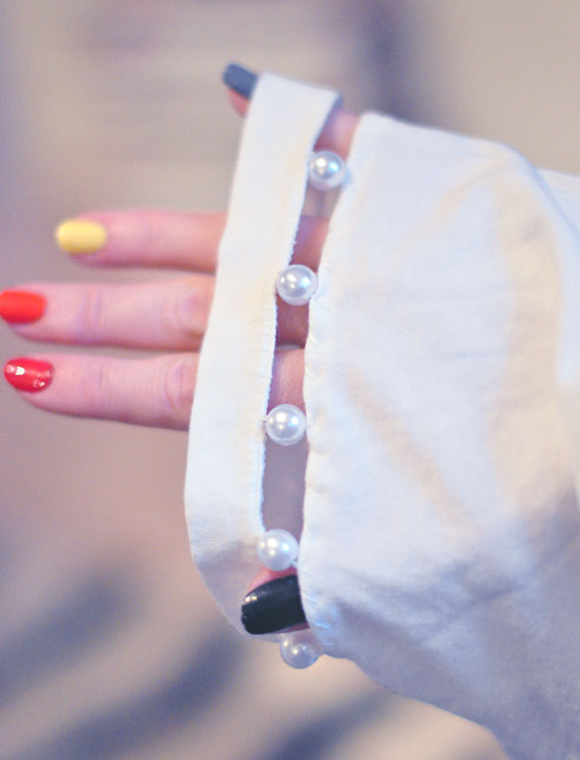 DIY T-shirt_Cut out_collar_sleeves_with_pearls-7
